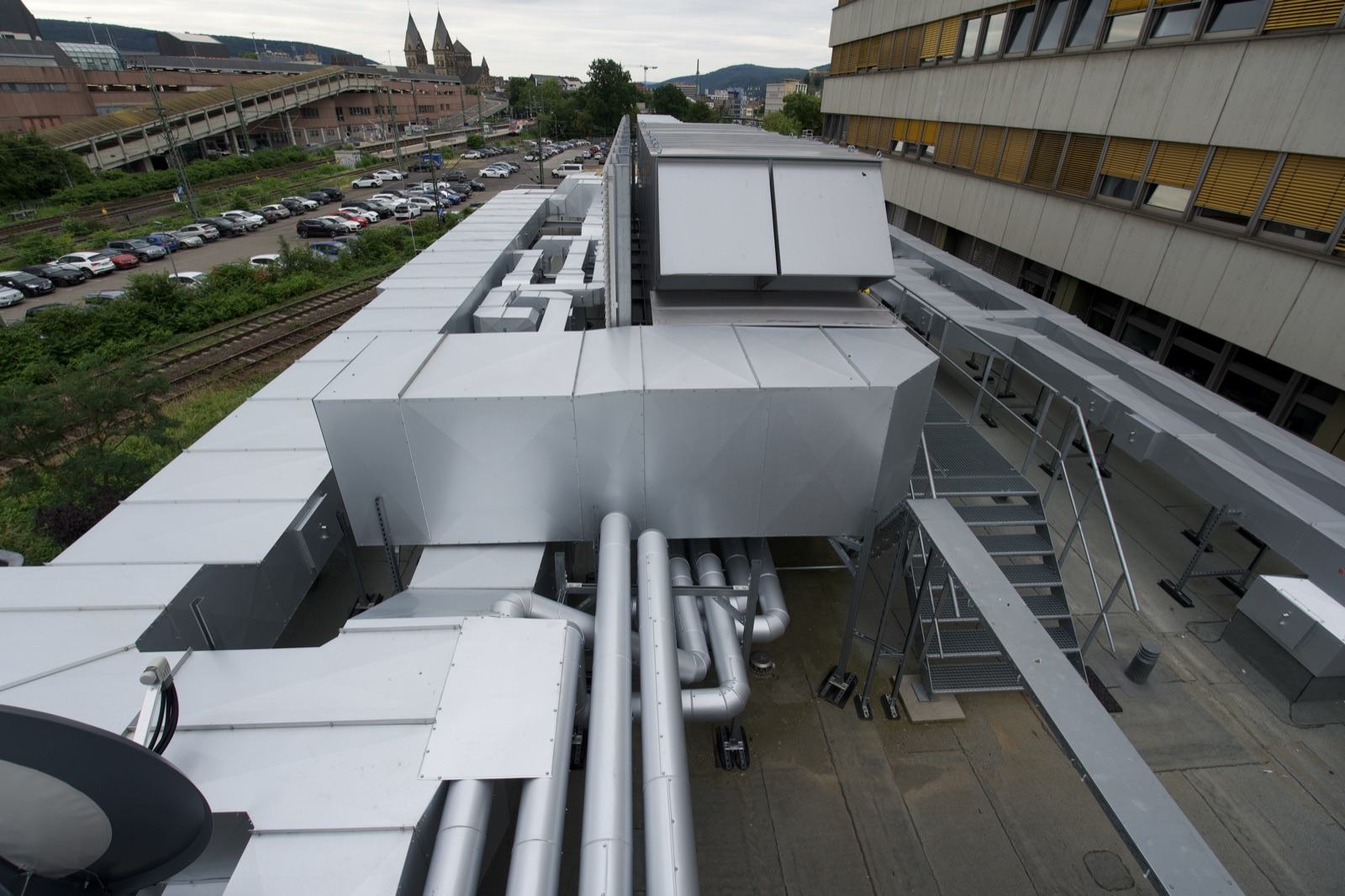 Lüftungs- und Rohrleitungsanlage auf dem Dach eines Großprojekts von Christ Heizung & Sanitär
