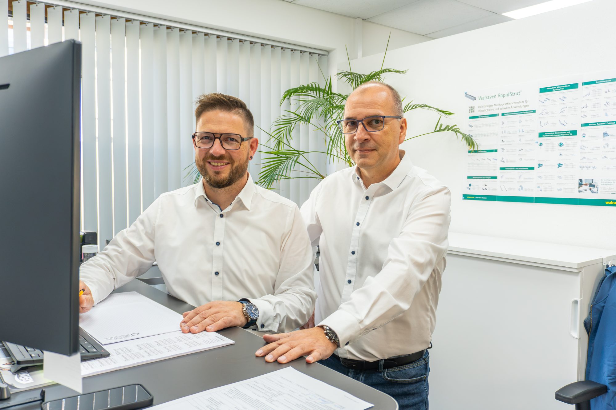 Team von Christ Heizung & Sanitär bei der Arbeit im Büro